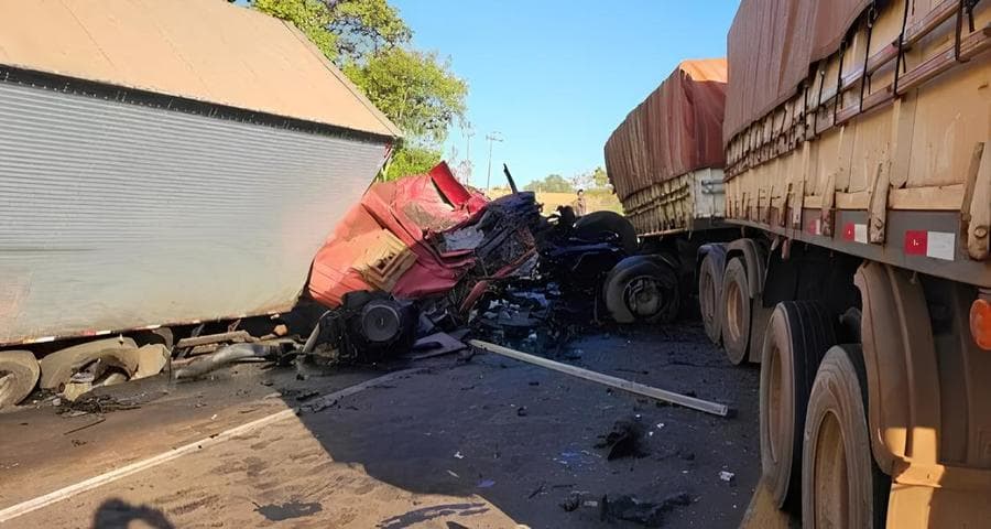 Colisão entre carretas mata duas pessoas e deixa um ferido na BR-163