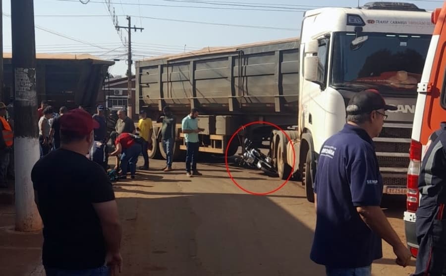 Motociclista fica ferido em acidente envolvendo carreta na Avenida Dorvalino dos Santos