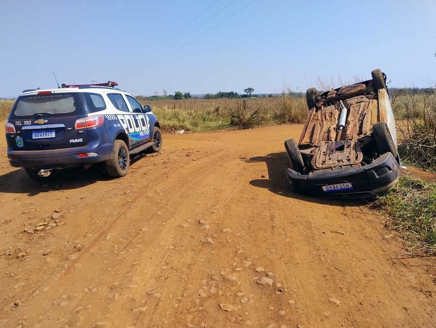 Veículo furtado em Sidrolândia é encontrado capotado e abandonado no Assentamento Capão Bonito