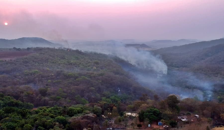 Corpo de Bombeiros recebe reforço para combater incêndio que avança na mata