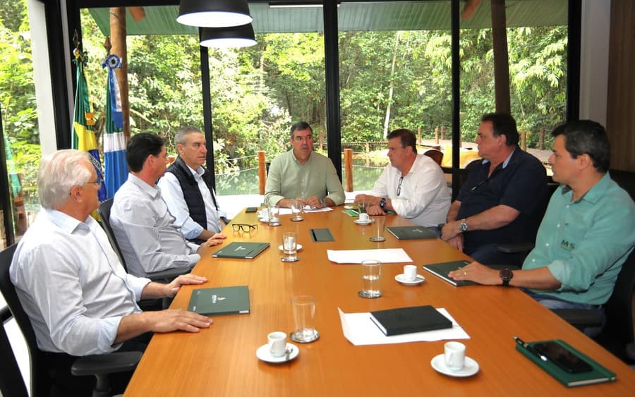 Estudo de Viabilidade Econômica de Soja/Milho é entregue por produtores e lideranças de Maracaju ao Governador