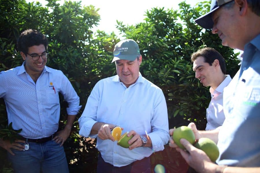 Governador Eduardo Riedel visita produção de laranja da Cutrale em Sidrolândia