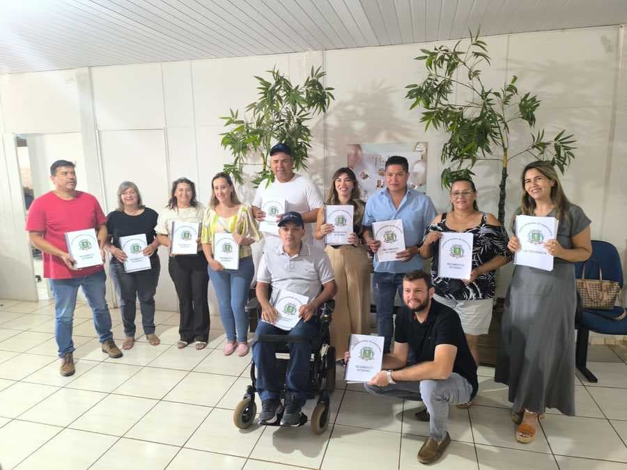 Vereadores eleitos e reeleitos recebem cópias do regimento e Lei orgânica