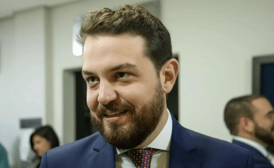 Desembargador nega pedido de liminar e mantém tornozeleira eletrônica de Claudinho Serra