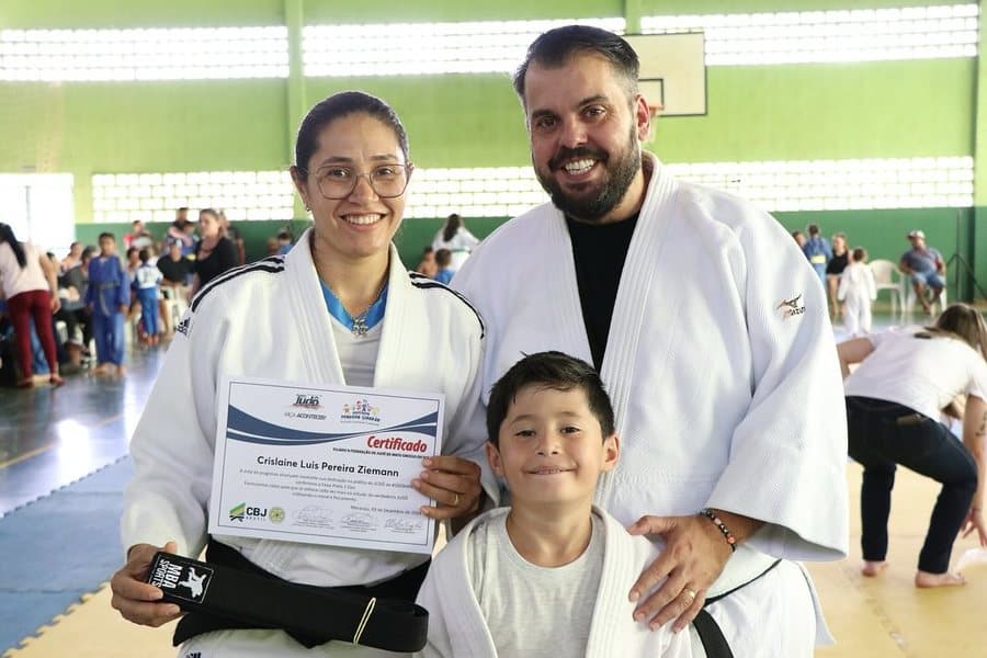 Crislaine Ziemann recebe “faixa preta 2º dan” em judô e celebra jornada de superação e dedicação ao esporte