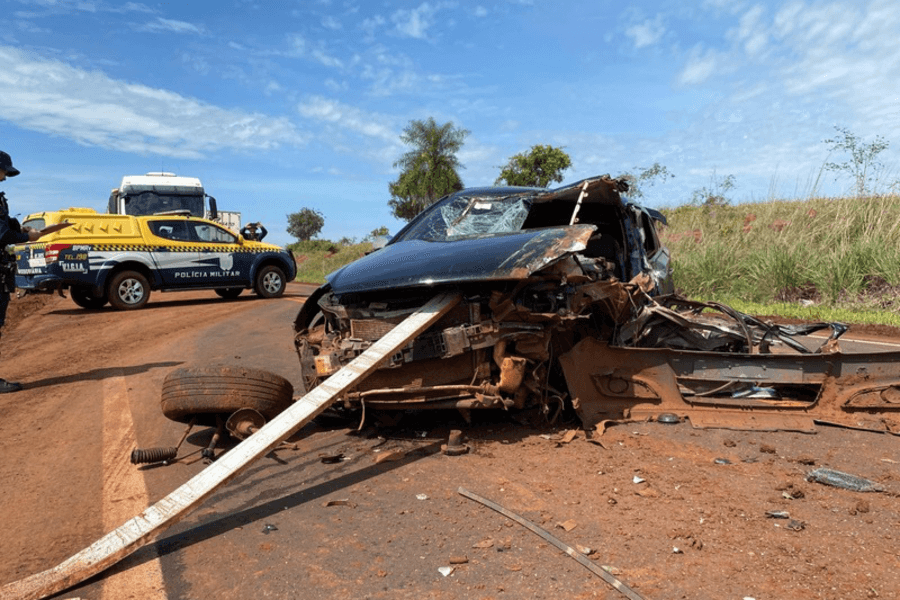 Condutor de Vectra é socorrido em estado grave após bater em caminhão na MS-162