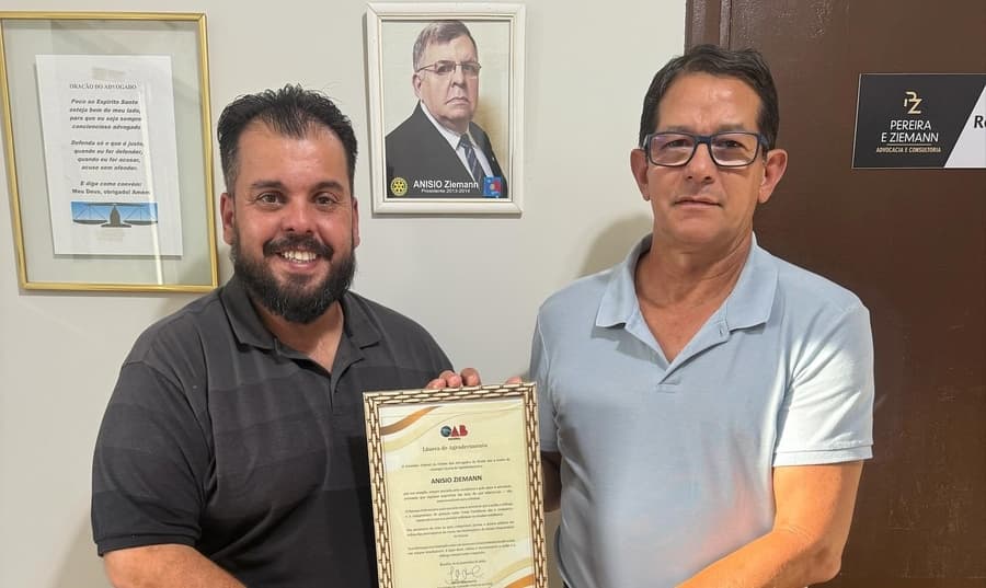 Vereador Robert Ziemann recebe Láurea de Agradecimento em memória de seu pai, Dr. Anísio Ziemann