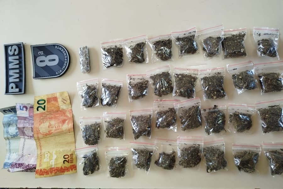 Polícia Militar fecha “boca de fumo” no Bairro São Bento e prende casal por tráfico de drogas