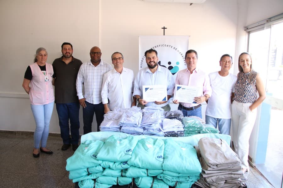 Vereador Robert Ziemann celebra entrega de uniformes e bebedouros para Hospital de Maracaju