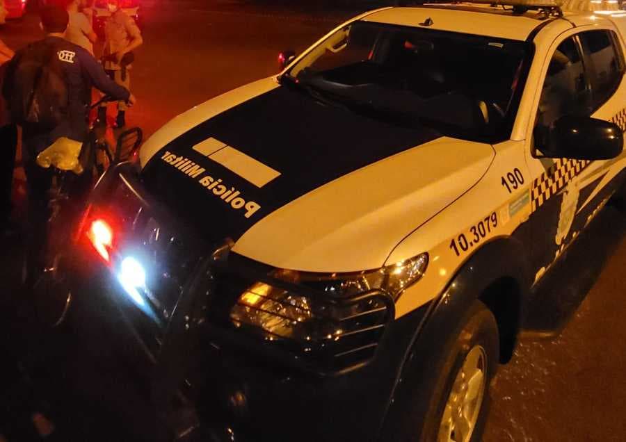 Motorista bêbado colide em carro parado, agride mulher, esfaqueia homem e é preso em Maracaju