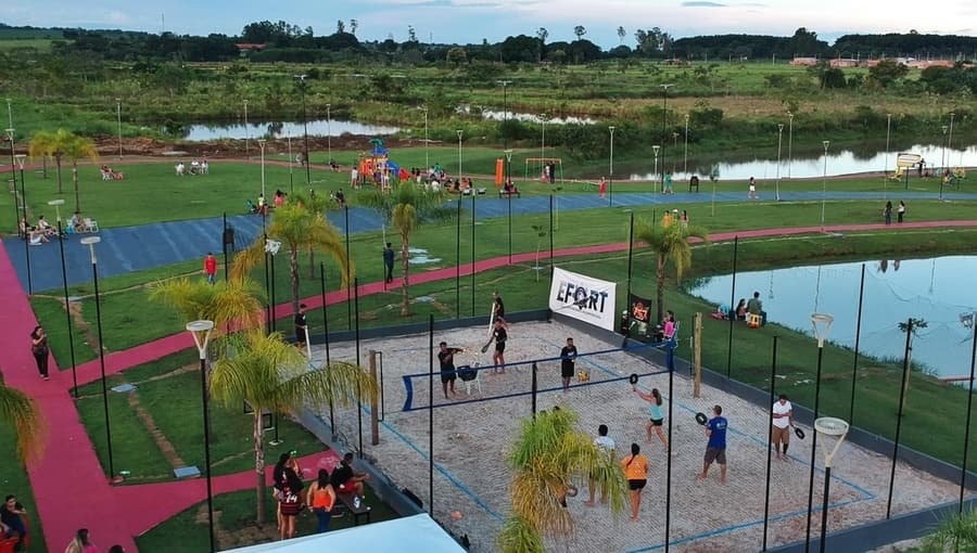 Após frequência de muitas famílias, vereadores pedem banheiro e vigilante para praça do Ecopark Fratelli
