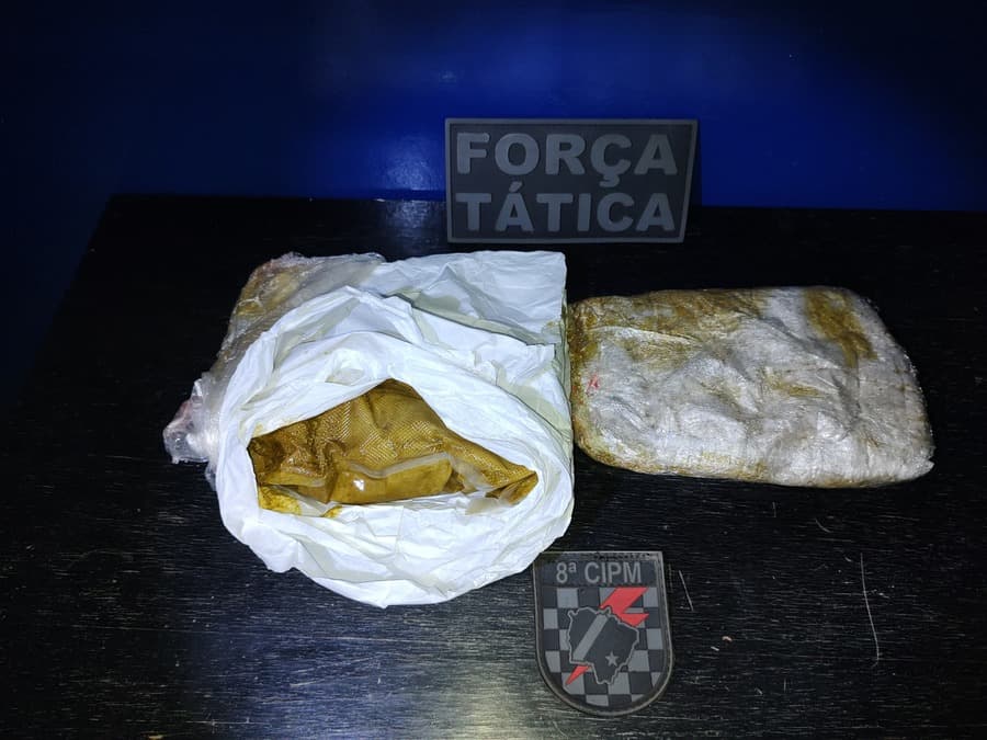 Força Tática de Sidrolândia prende traficante de 19 anos transportando droga “enrolada” nas pernas