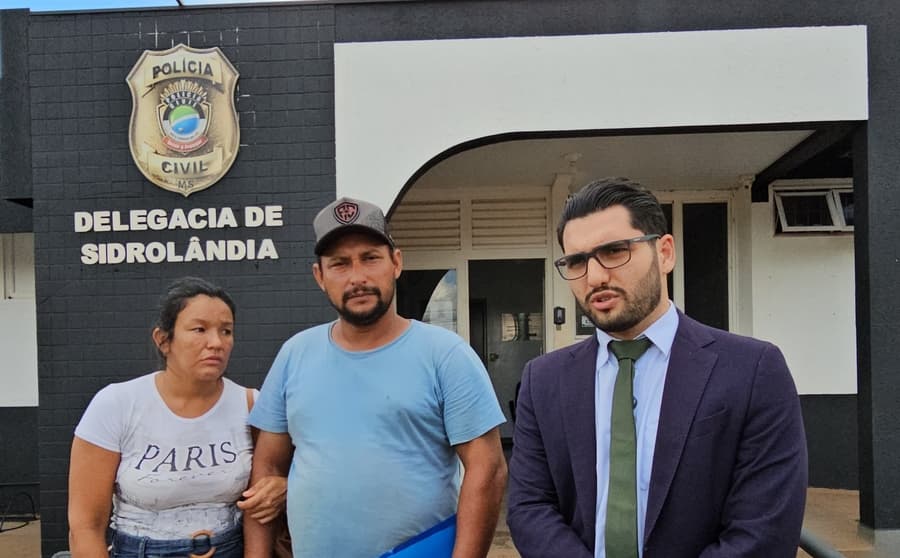 Em coletiva com advogado, pais de jovem que estava desaparecido dão mais detalhes sobre o caso