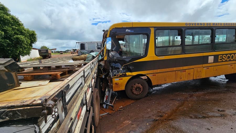 Ônibus escolar colide em caminhão que tentou atravessar rodovia em Sidrolândia