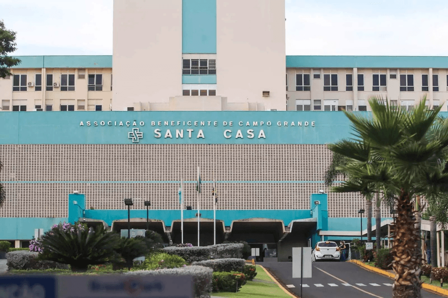 Criança de 12 anos é encaminhada à Santa Casa em vaga zero após ser atropelada por ônibus em Maracaju