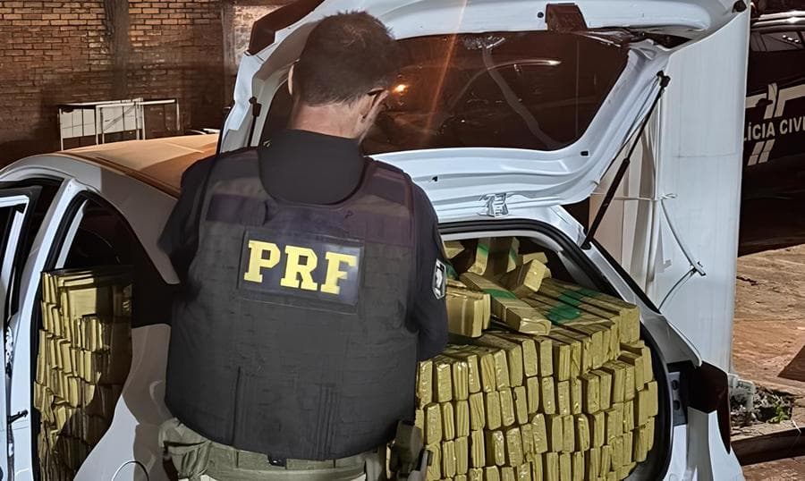 Traficante tenta fugir da PRF, perde controle de carro e é preso com 1,1 tonelada de maconha