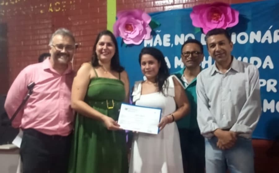 Estudante é a primeira a receber diploma de curso técnico gratuito na Escola Estadual Professora Catarina de Abreu