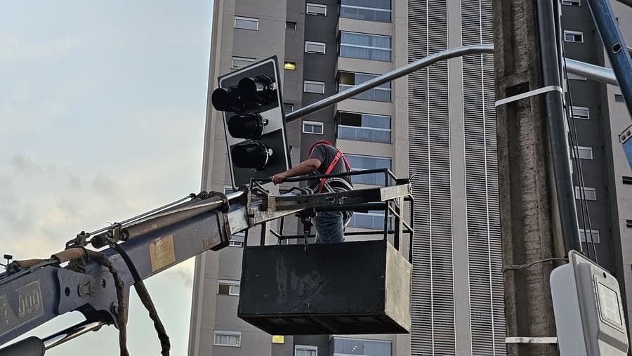 Semáforos estão sendo instalados em Sidrolândia e devem ficar prontos até sexta-feira