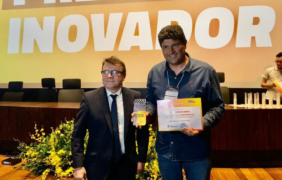 Rodrigo Basso recebe prêmio de Prefeito Inovador durante Congresso Cidades Digitais e Inteligentes