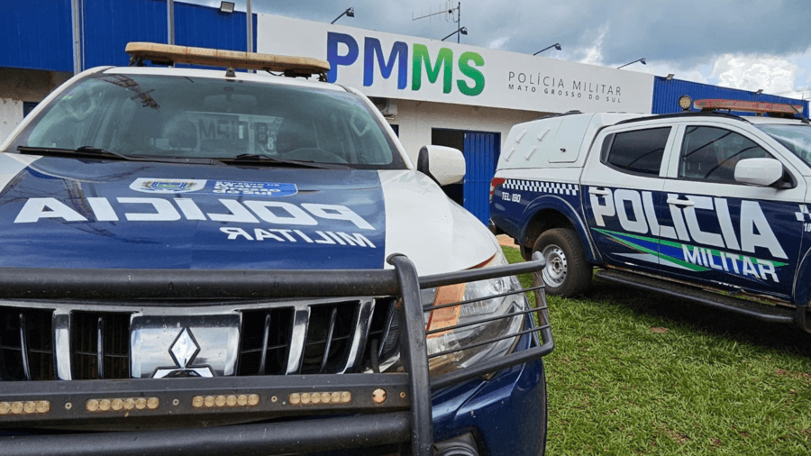 Homem é flagrado dentro de carro se masturbando ao olhar para crianças em Sidrolândia