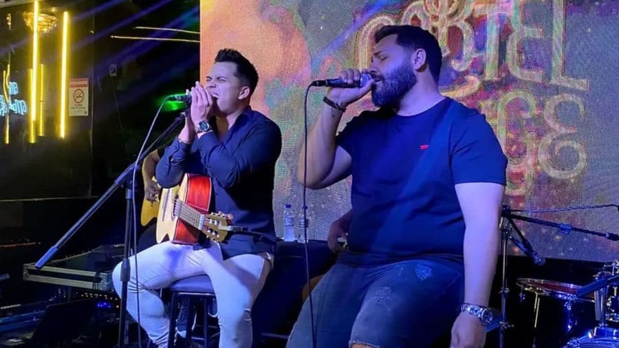 Dupla Erick e Juninho é atração no 1º Arraiá da Orla nesta sexta-feira