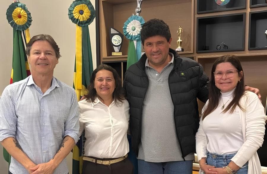 Deputado Paulo Duarte anuncia emenda para saúde em reunião com o prefeito e vereadora Joana
