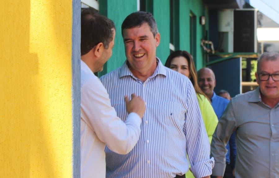 Governador Eduardo Riedel seria reeleito no primeiro turno, aponta pesquisa