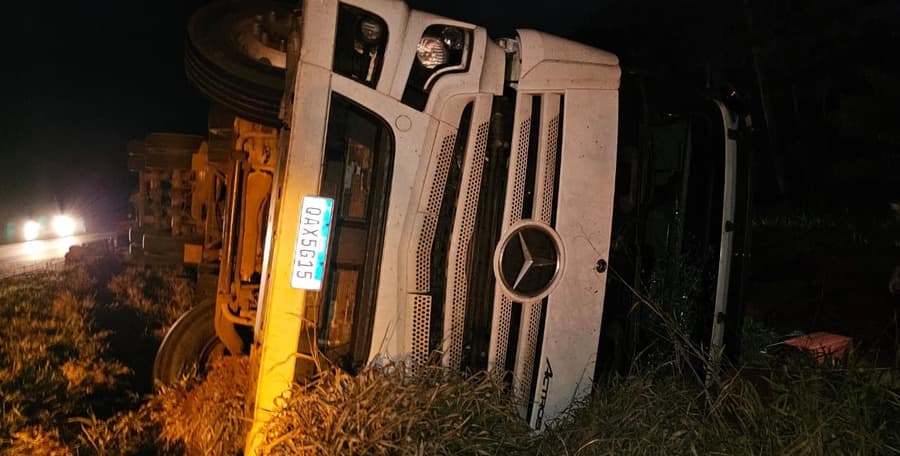 Carreta tomba em Sidrolândia e motorista é socorrido pelo Corpo de Bombeiros