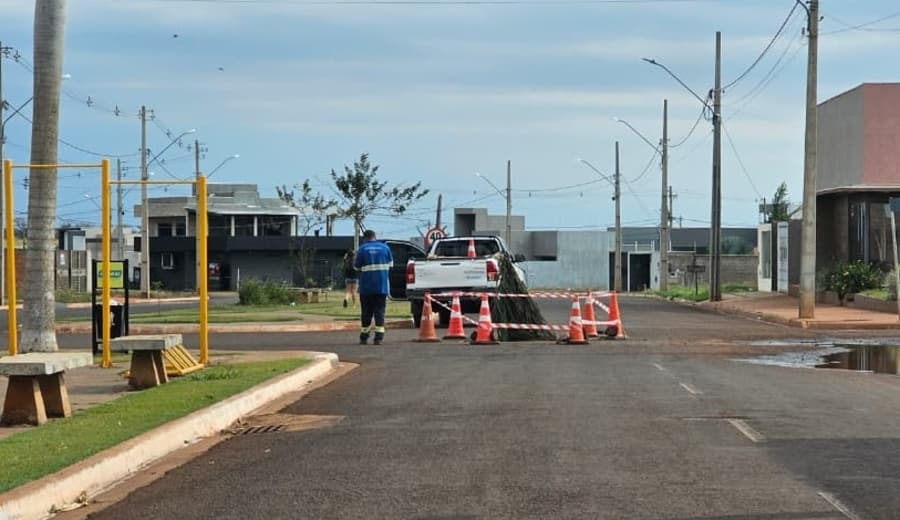 Asfalto se abre no meio da Avenida Antero Lemes no Vival dos Ipês