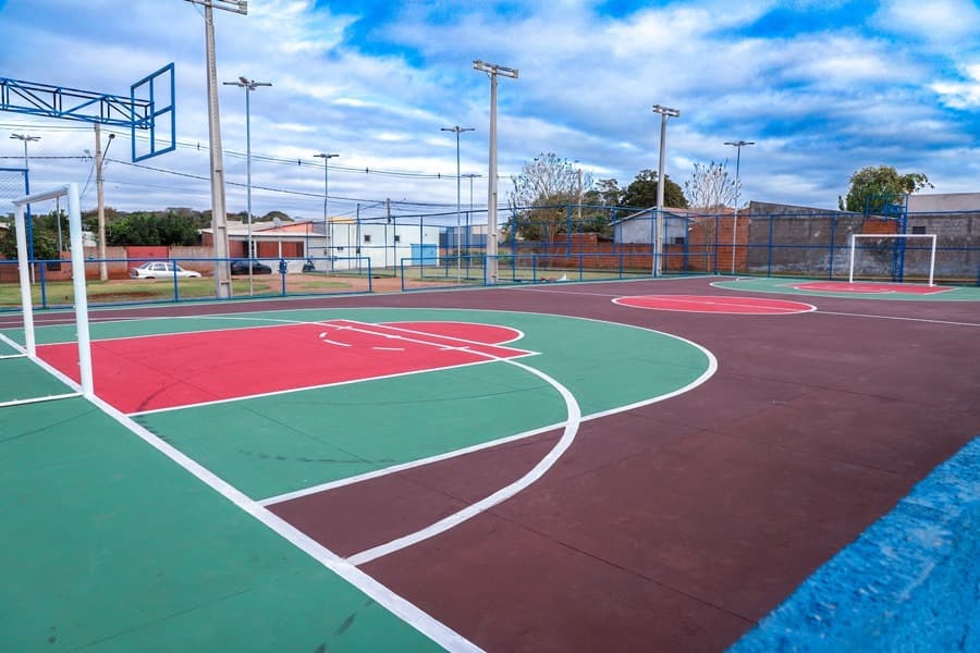 Reforma garante mais segurança e lazer na Praça e Quadra de Esportes do Bairro Árvore do Cerrado