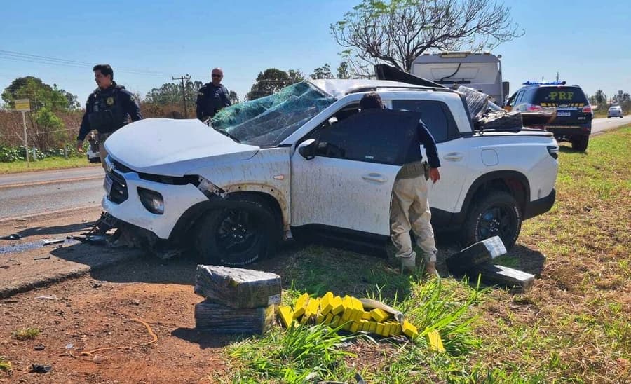 Picape roubada e carregada com 1,5 tonelada de maconha capota em tentativa de fuga da PRF na BR-060