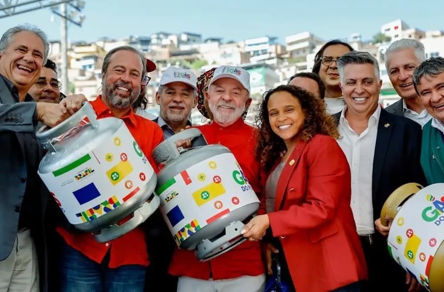 De olho na eleição, Lula anuncia distribuição de botijões de gás para famílias de baixa renda