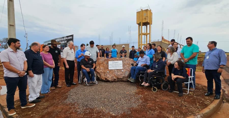 Autoridades realizam descerramento da pedra fundamental da nova sede da Associação Supera