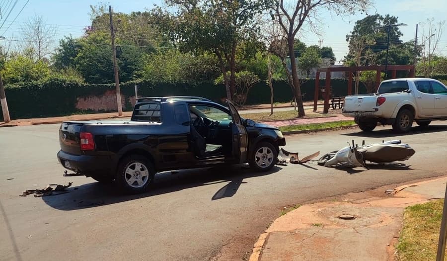 Mulher de 26 anos fica ferida em acidente entre picape e moto em Maracaju