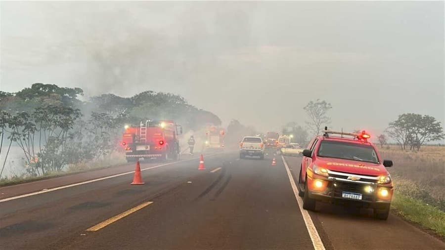 Meriva pega fogo após colisão e mobiliza Corpo de Bombeiros na BR-060 entre Sidrolândia e Campo Grande