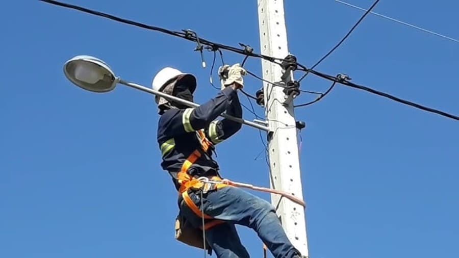 Iluminação pública recebe manutenção contínua em Sidrolândia; saiba como solicitar troca de lâmpadas