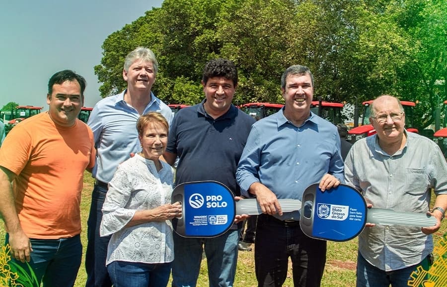 Sidrolândia recebe novo rolo compactador para reforçar manutenção das estradas rurais