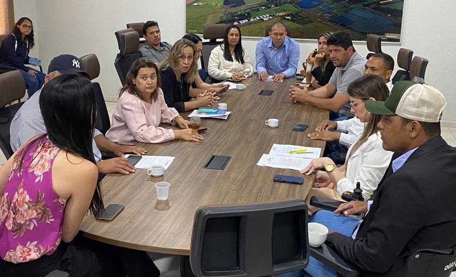 Em reunião, prefeito e vereadores deliberam sobre processos seletivos, eleição de diretores e gestão de ISS