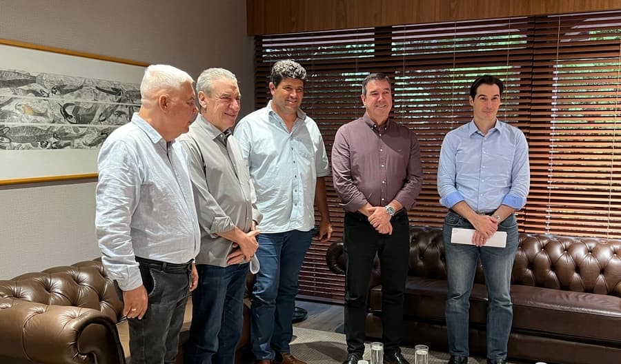Prefeito se reúne com Governador Eduardo Riedel em busca de investimentos em Sidrolândia
