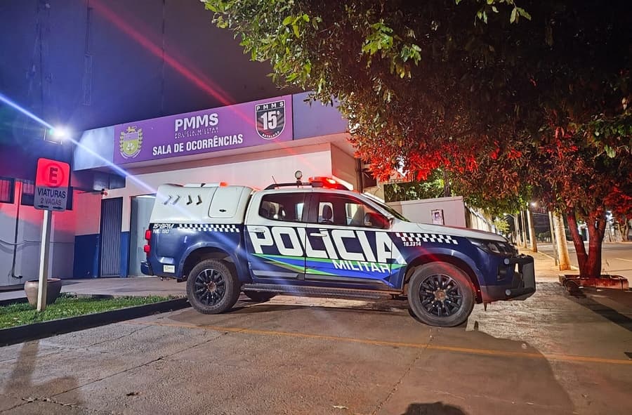 Com 118 registros policiais, homem de 27 anos exige dinheiro da mãe, quebra objetos de casa e é preso