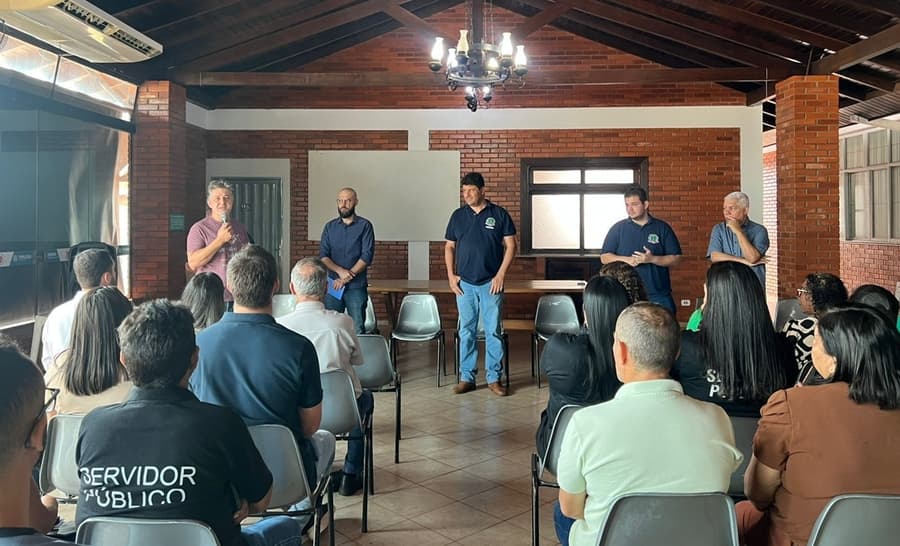 Prefeito se reúne com diretores eleitos e reforça compromisso com o fortalecimento da educação