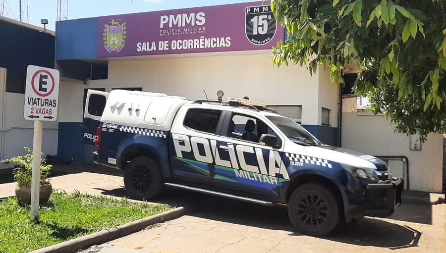 Mantida em cárcere privado, jovem de 22 anos pede socorro pelo celular e é libertada pela PM