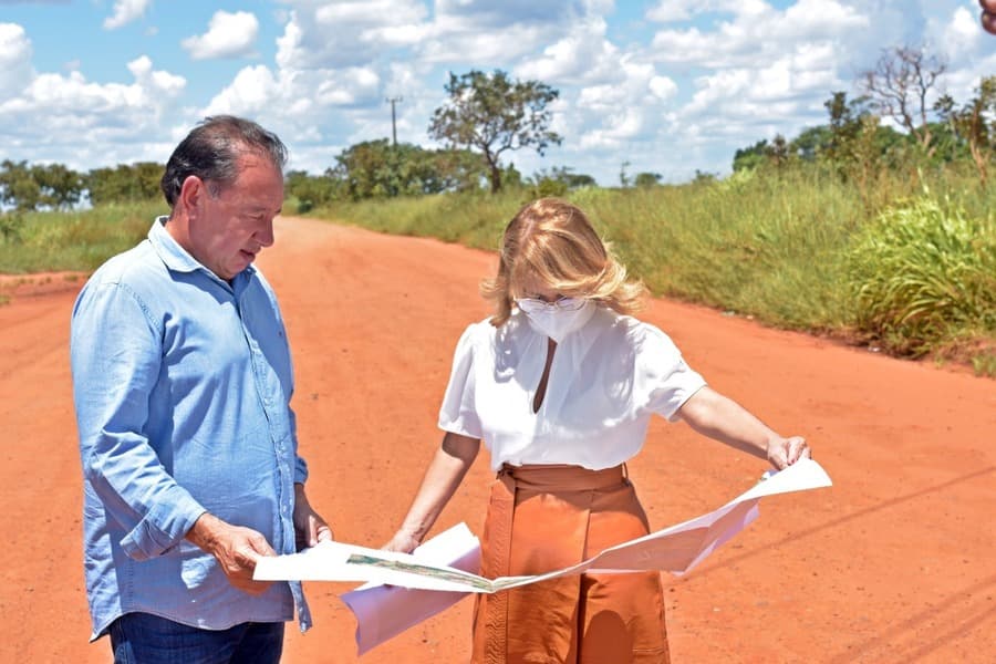 Prefeita e deputado percorrem trajeto do acesso ao Capão Bonito que será asfaltado
