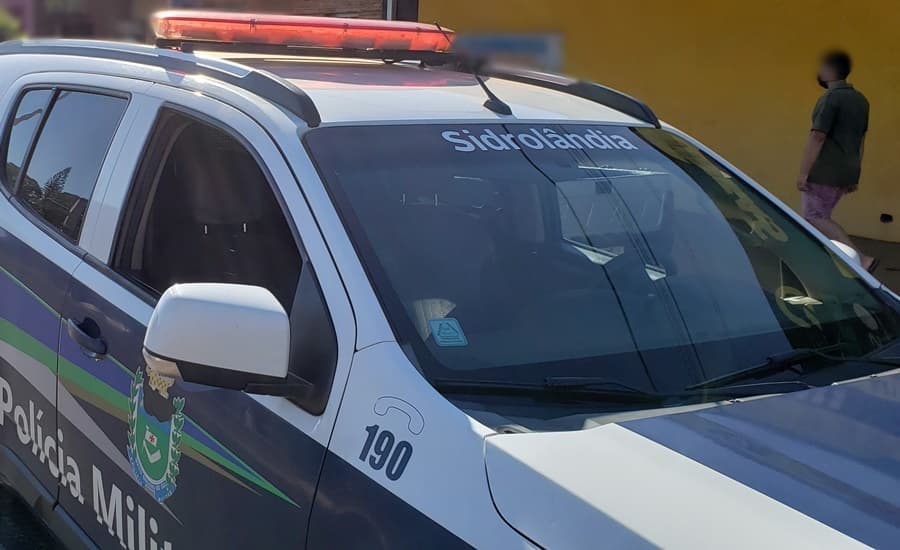 Jovem em situação de rua invade loja, ameaça funcionários com faca e acaba preso