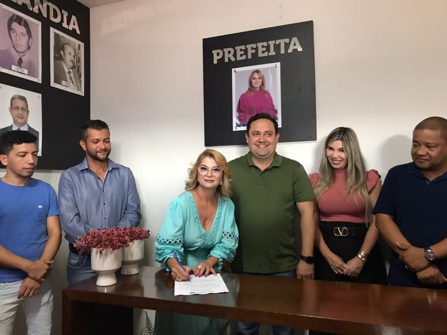 Prefeita assina ordens de serviço de três obras com investimento de R$ 604 mil