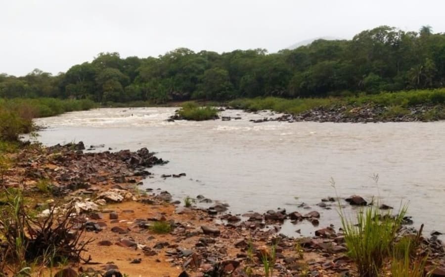 Sete são detidos e multados pela PMA por pescar em local proibido em cachoeira