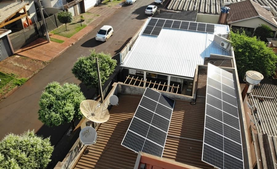 Para economizar, consumidores apostam em financiamento de painéis solares