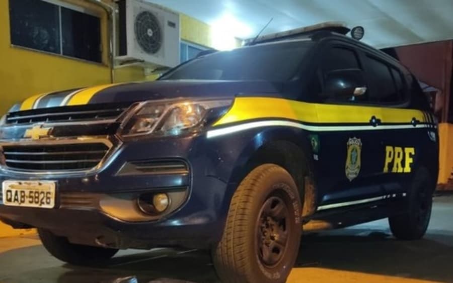 Após ser agredida, mulher se joga de caminhão para pedir socorro a policiais