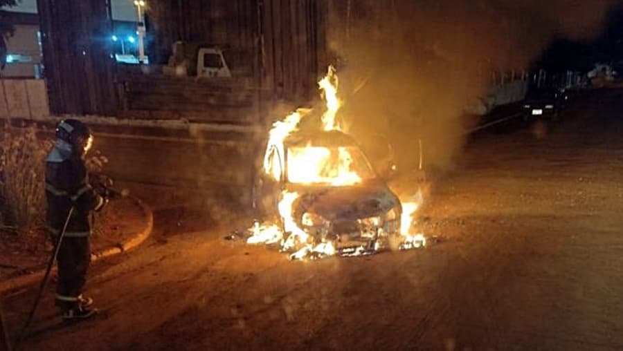 Em Sidrolândia, contrabandistas colocam fogo em veículo carregado de cigarros