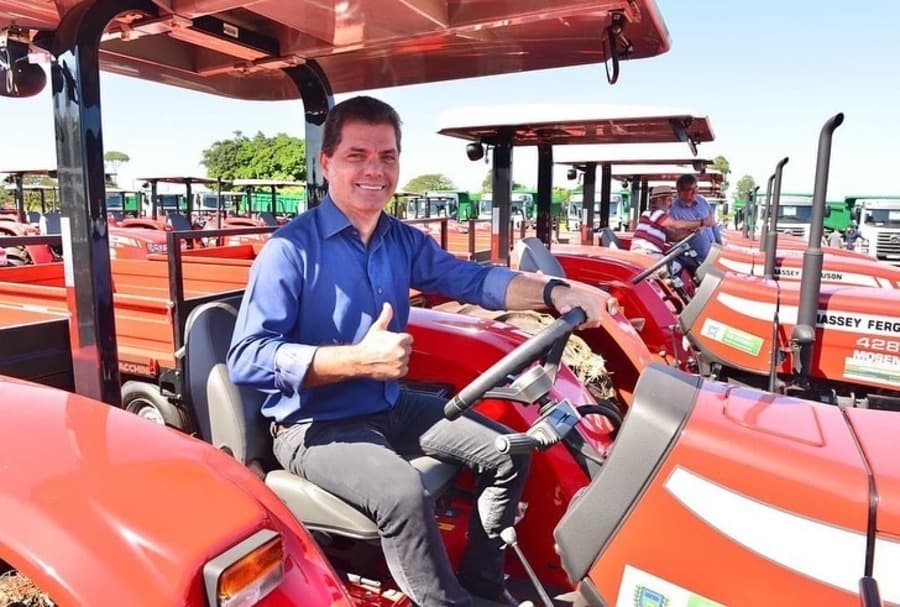 Ao receber equipamentos, Prefeito destaca apoio estadual e federal para Agricultura Familiar